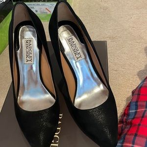 Badgley mischka pumps. 5.5. Black metallic